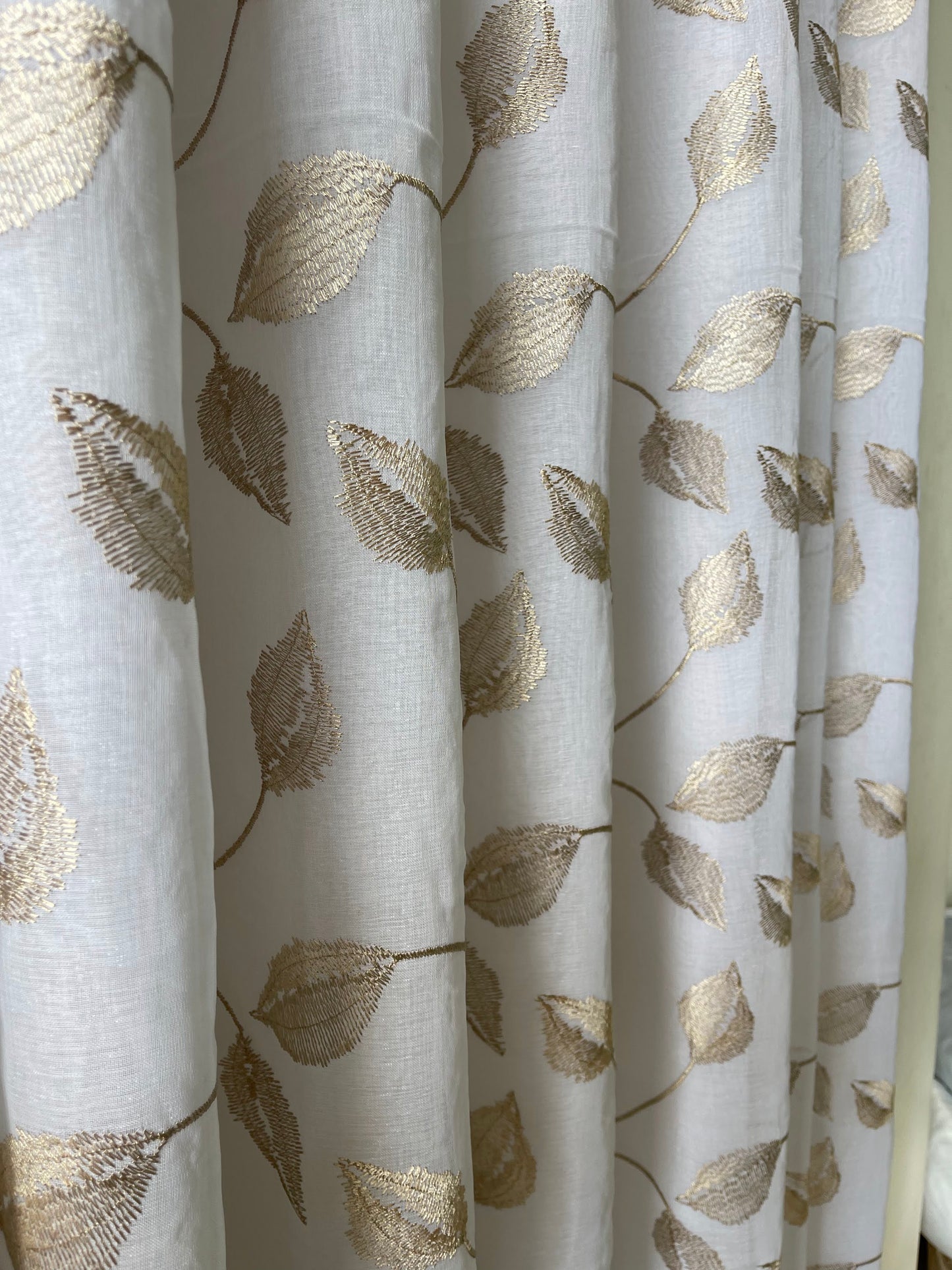 Cortina Maria Flor 3,00m x 2,60m - Folhagem Dourada - M&C Cortinas