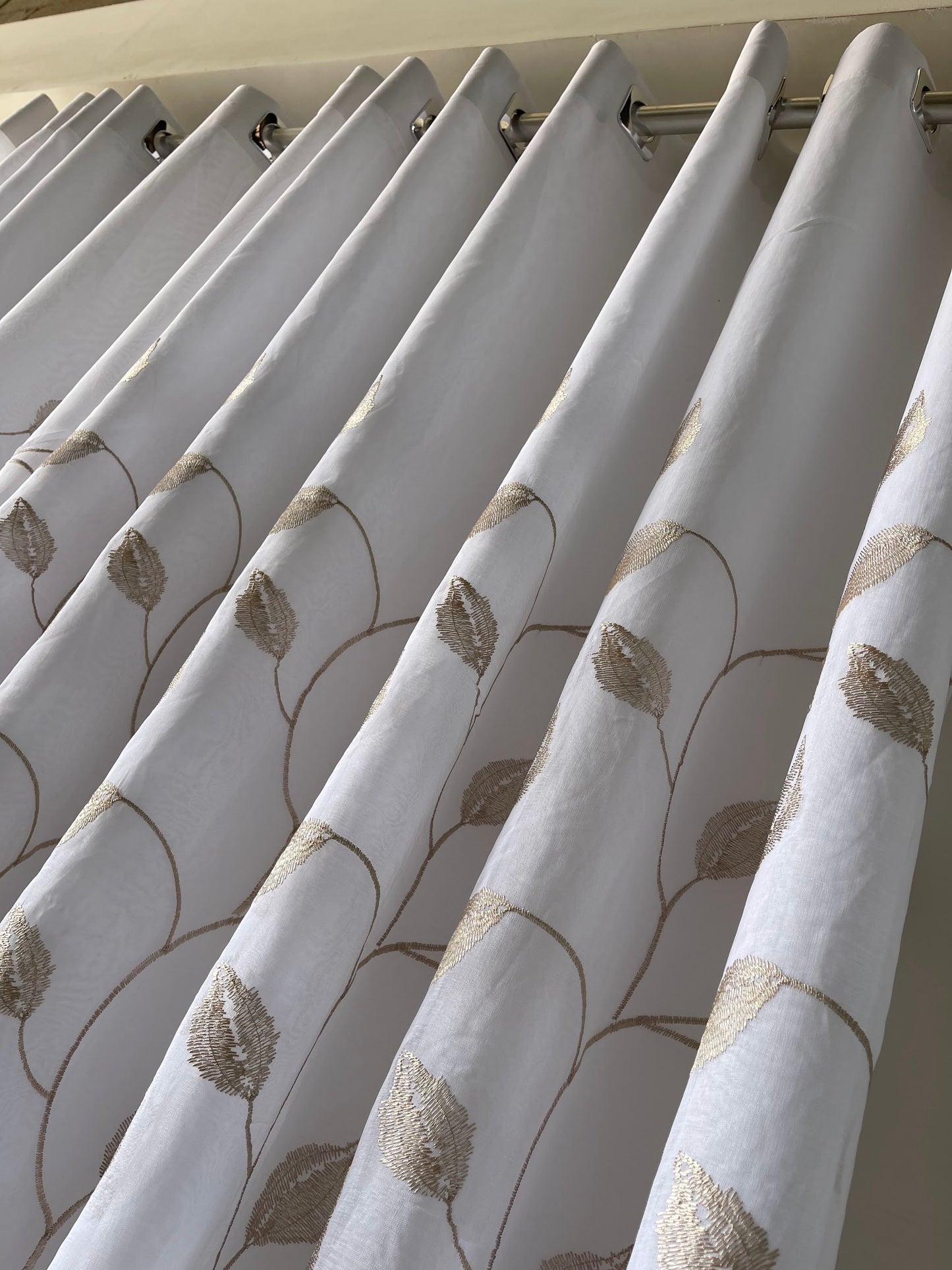 Cortina Maria Flor 3,00m x 2,60m - Folhagem Dourada - M&C Cortinas