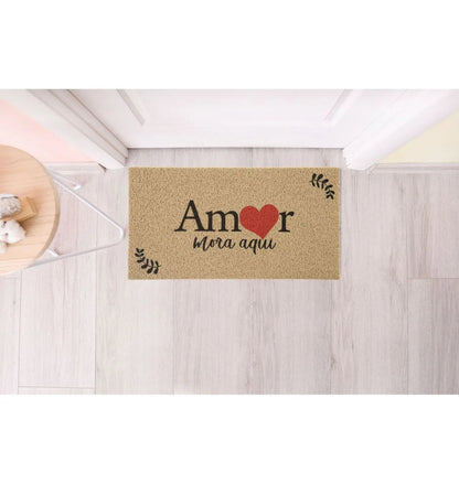 Tapete Capacho Vinil 40cm x 75cm - Amor Mora Aqui - Kapazi - Ms Tapeçaria